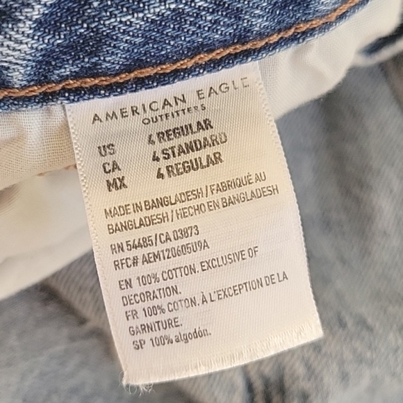 American Eagle Light Wash High Rise Ripped Mom Jeans - Size 4 - Picture 8 of 9